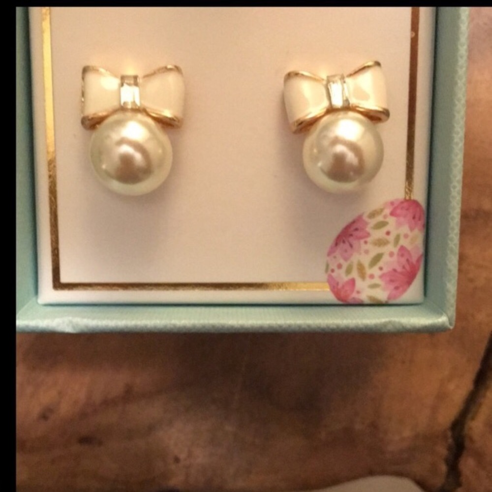 Gorgeous Pearl + Crystal Bow Gold Stud Earrings - Picture 4 of 4